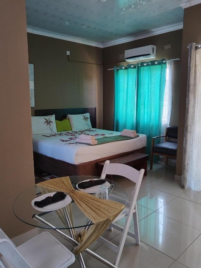 Looks Cottages Self Catering Apartments Kasane Exterior foto