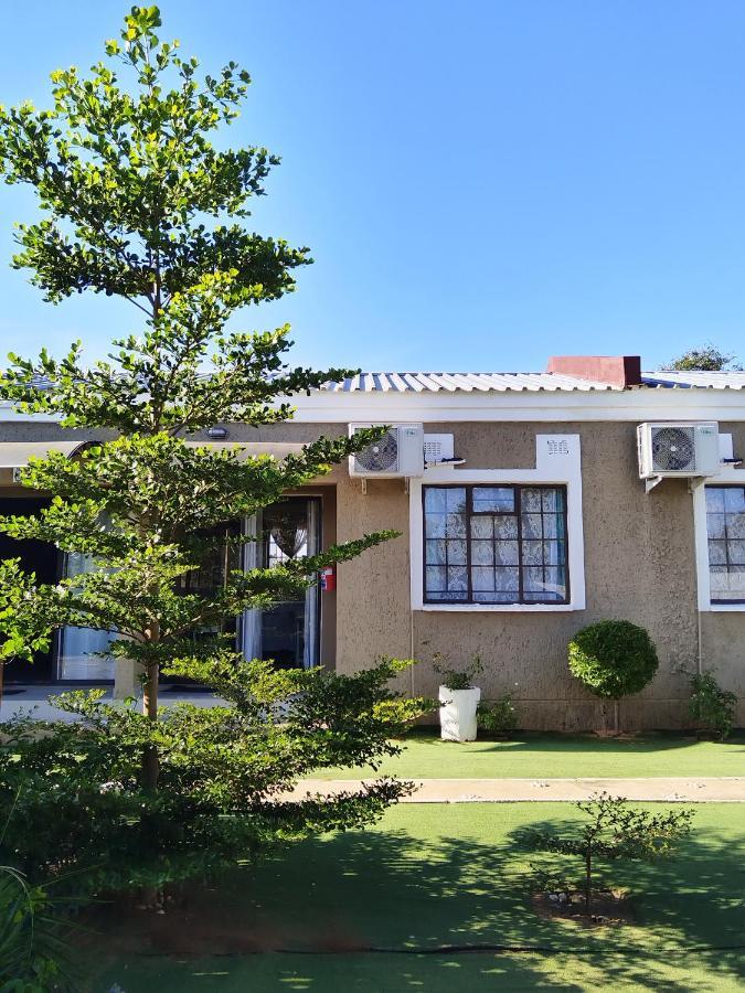 Looks Cottages Self Catering Apartments Kasane Exterior foto