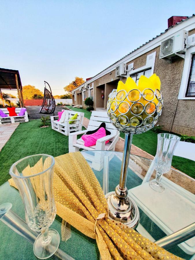Looks Cottages Self Catering Apartments Kasane Exterior foto