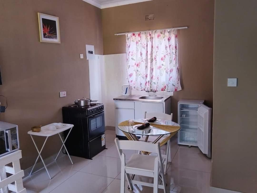 Looks Cottages Self Catering Apartments Kasane Exterior foto