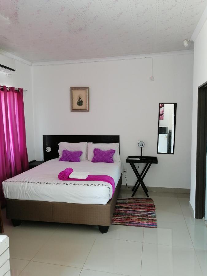 Looks Cottages Self Catering Apartments Kasane Exterior foto