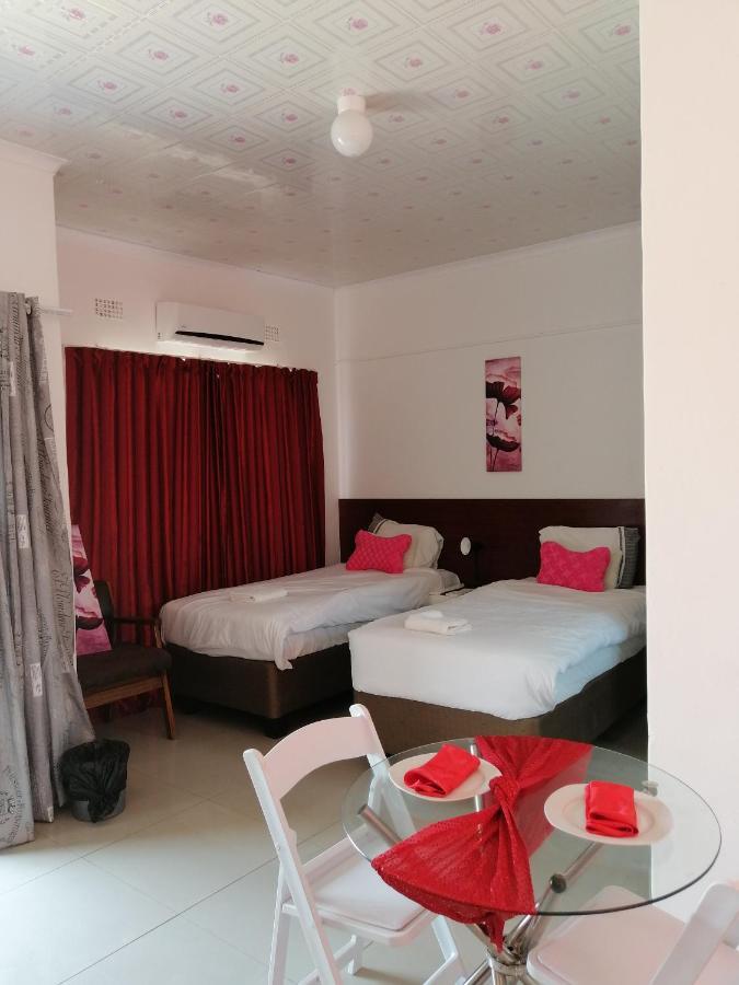 Looks Cottages Self Catering Apartments Kasane Exterior foto