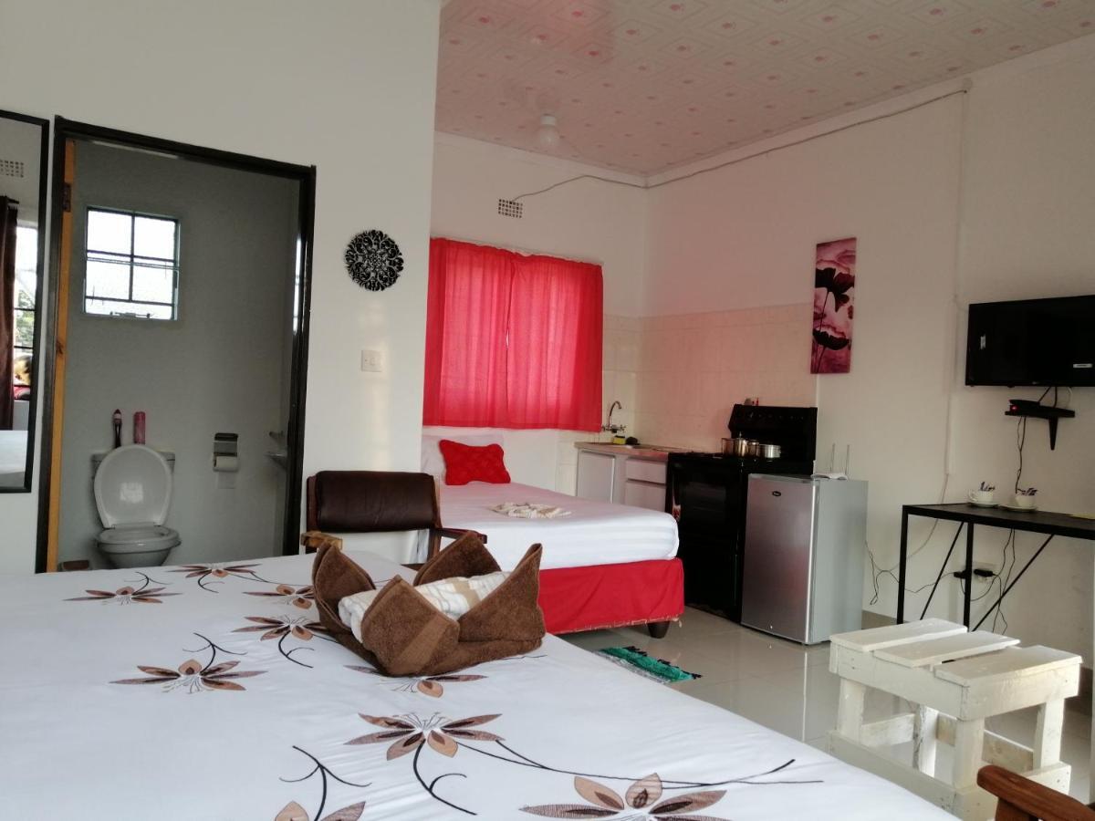 Looks Cottages Self Catering Apartments Kasane Exterior foto