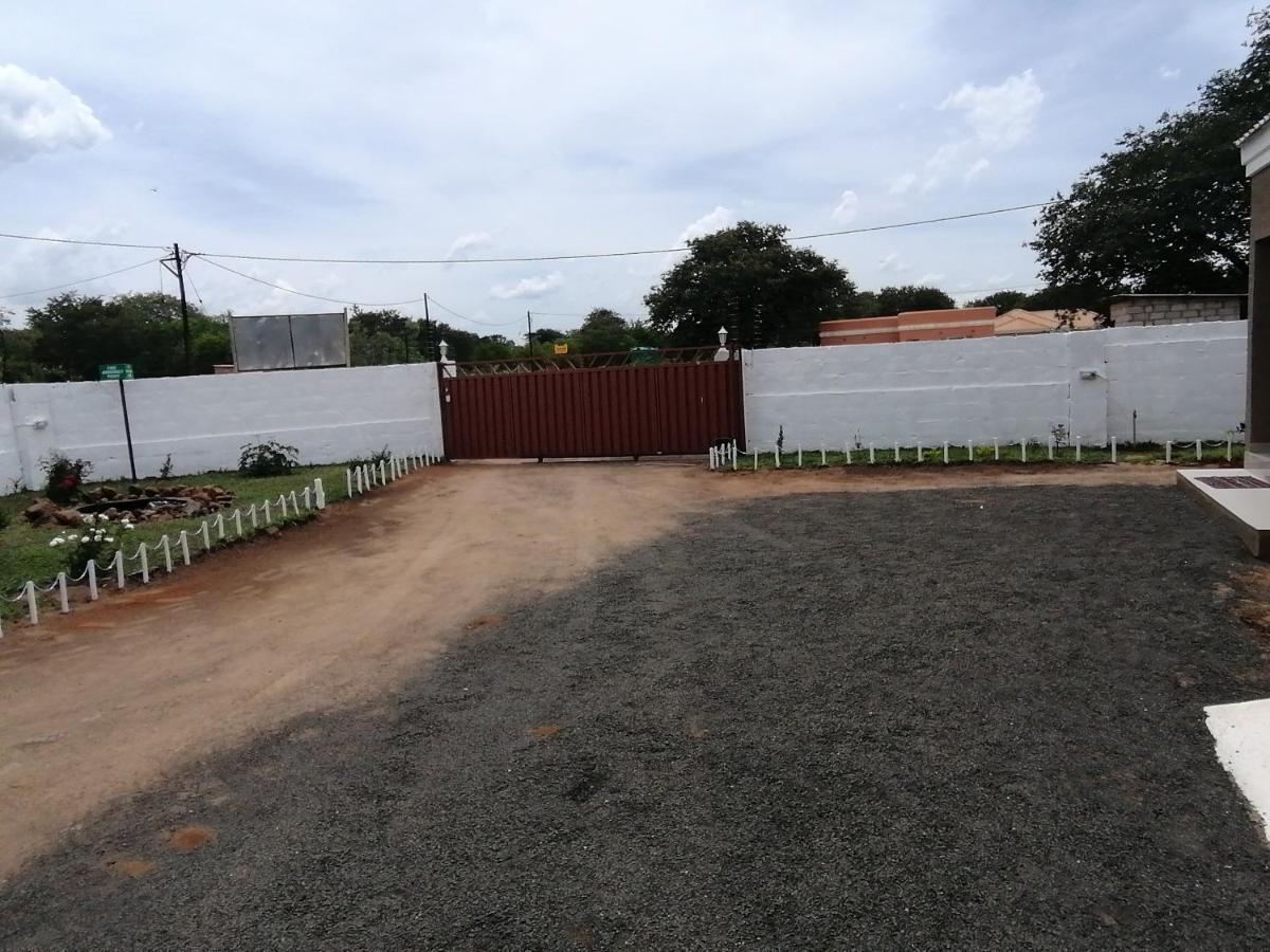 Looks Cottages Self Catering Apartments Kasane Exterior foto