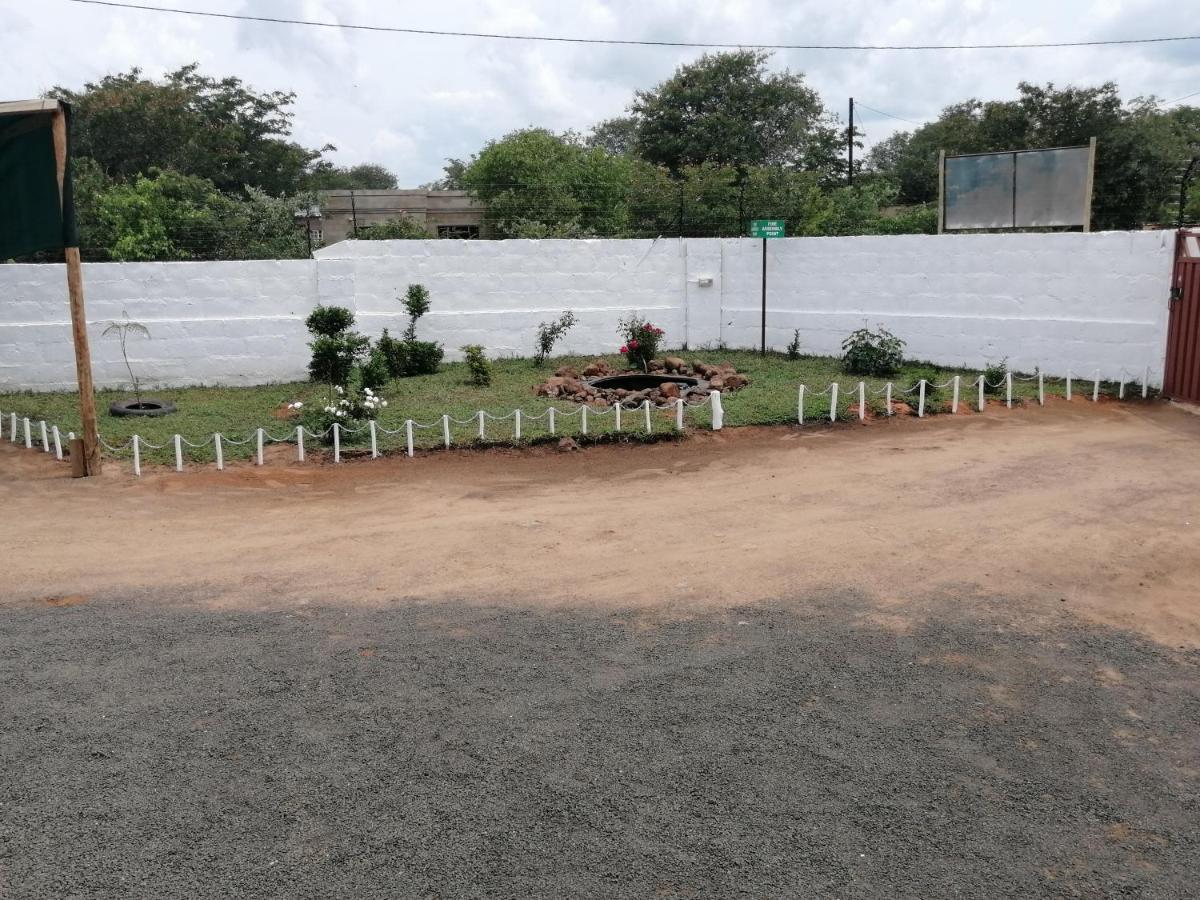 Looks Cottages Self Catering Apartments Kasane Exterior foto